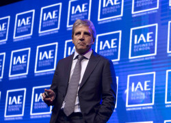 Caputo en reunión de IAE